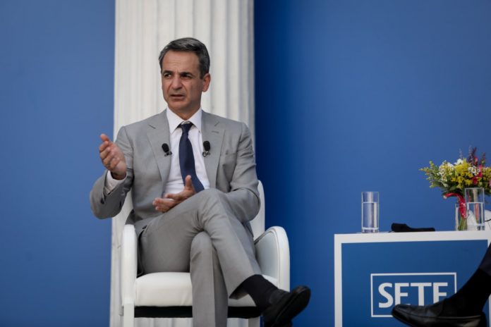 ΧΑΙΡΕΤΙΣΜΟΣ ΤΟΥ ΠΡΩΘΥΠΟΥΡΓΟΥ ΚΥΡΙΑΚΟΥ ΜΗΤΣΟΤΑΚΗ ΣΤΗΝ ΕΤΗΣΙΑ ΓΕΝΙΚΗ ΣΥΝΕΛΕΥΣΗ ΤΟΥ ΣΥΝΔΕΣΜΟΥ ΕΛΛΗΝΙΚΩΝ ΤΟΥΡΙΣΤΙΚΩΝ ΕΠΙΧΕΙΡΗΣΕΩΝ (ΣΕΤΕ) (EUROKINISSI / ΓΙΑΝΝΗΣ ΠΑΝΑΓΟΠΟΥΛΟΣ)